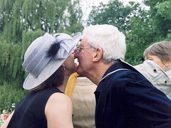 Bumps2004 37 Helen David Kiss 240x180.jpg (15255 bytes)